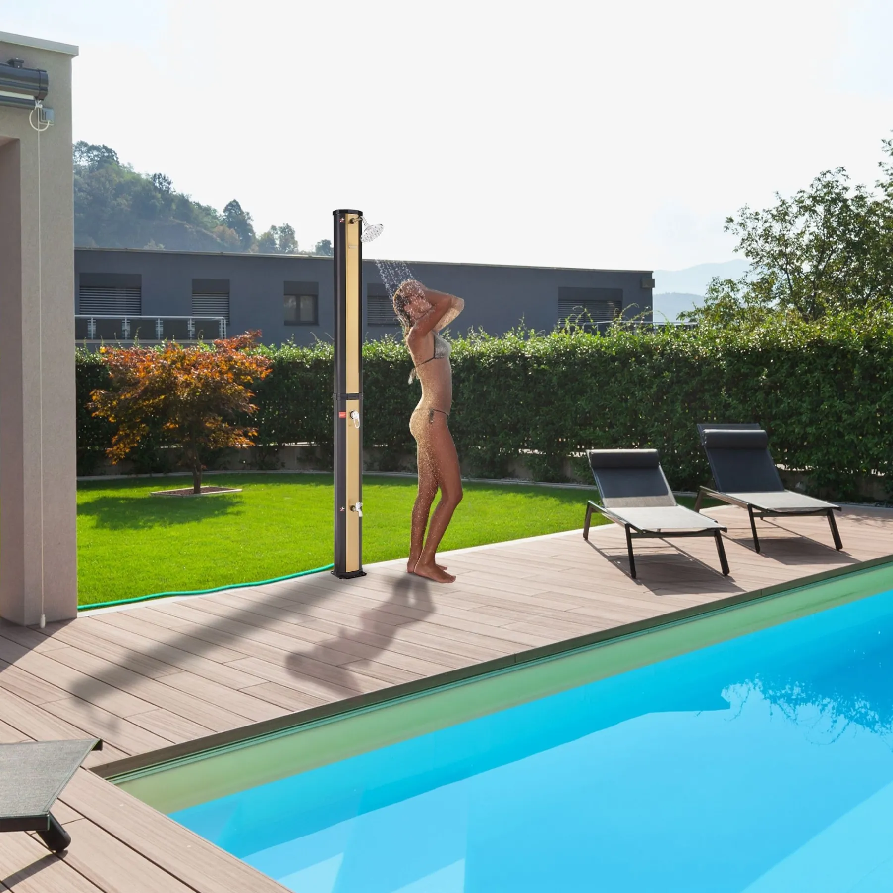 Solardusche 35L Schwarz golden mit Bodenplatte Anthrazit